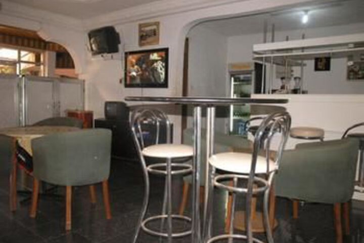 Lounge 18 of 27