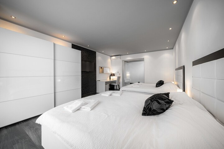 Room 9 of 16