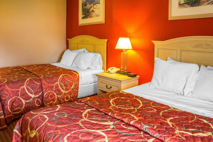 2 Queen Beds (6 of 13)