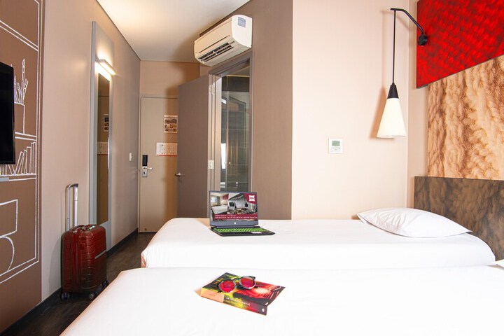 Room 11 of 80