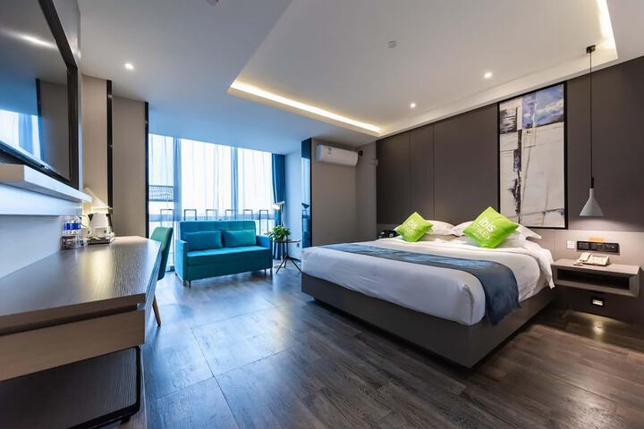 Room 8 of 33