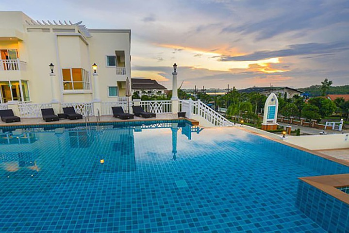 Hotel with Pool