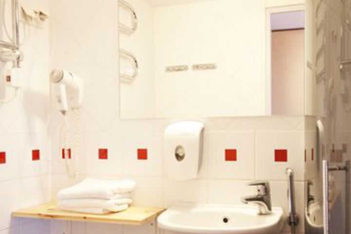 Room 2 of 32