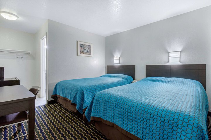 1 Queen Bed (11 of 13)