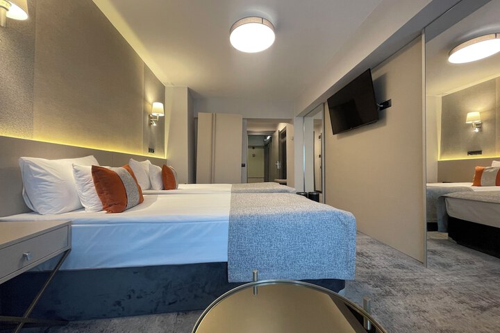 Room 6 of 33