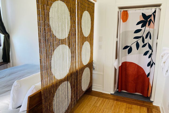 Romantic Room 1 King Bed Garden View Pet Friendly (56 of 60)