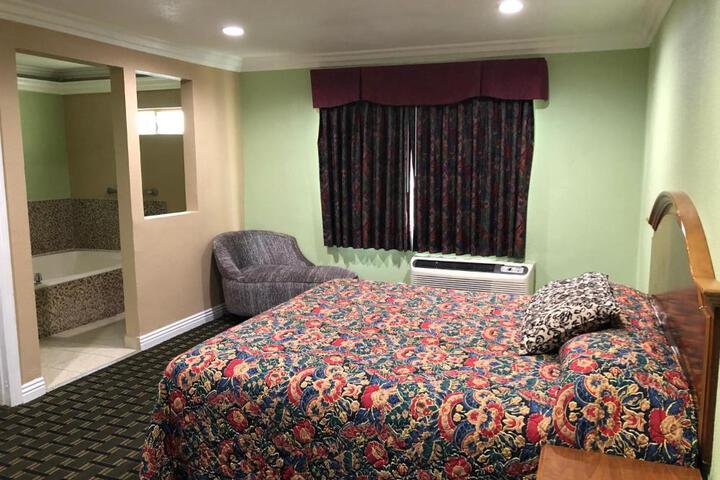 Deluxe King Bed (8 of 14)