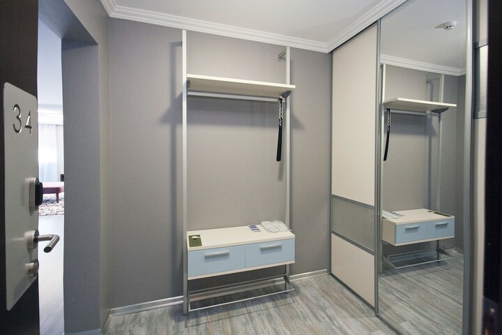 Room 27 of 44