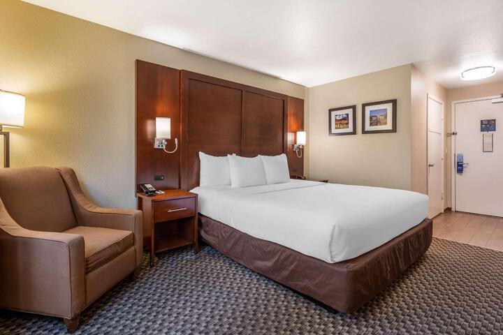 1 King Bed (4 of 6)