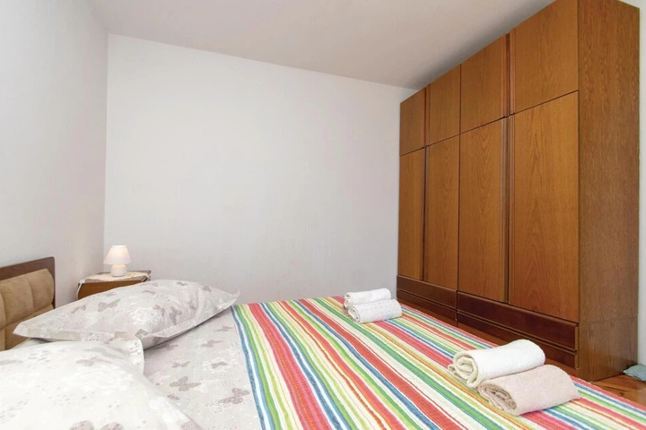 Room 6 of 18