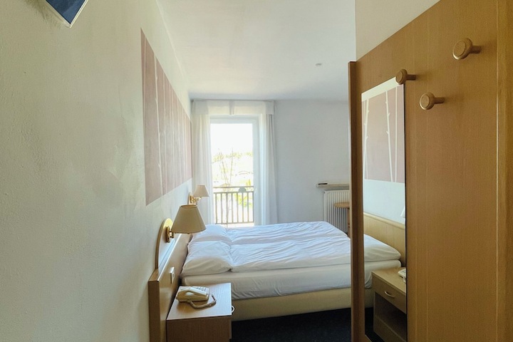 Room 5 of 115