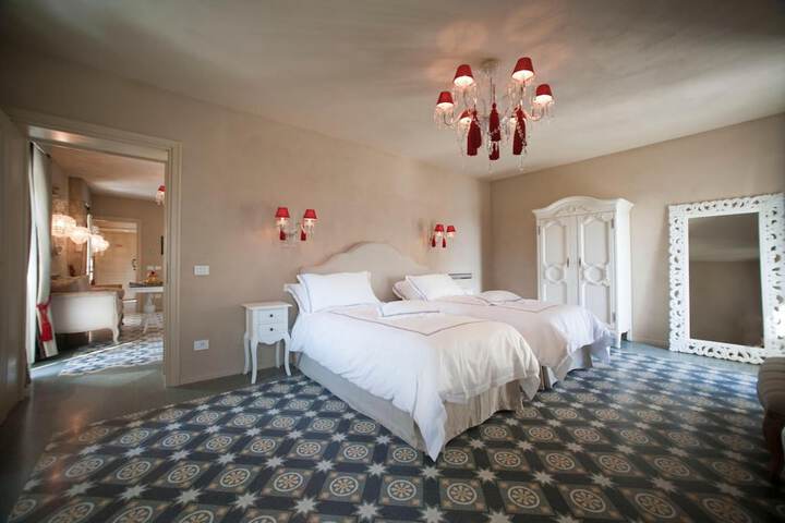 Room 4 of 81