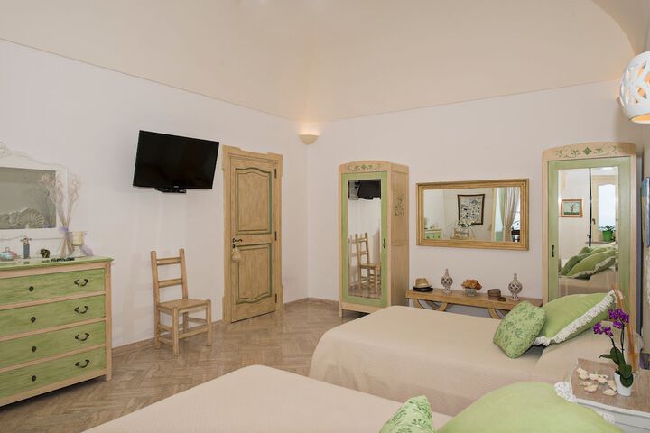 Room 2 of 221