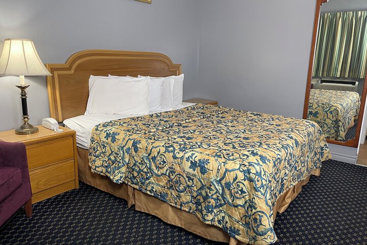 Comfort Room 1 King Bed (9 of 9)