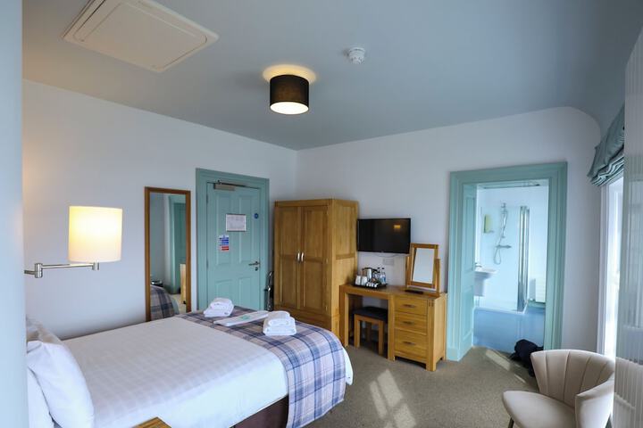 Room 8 of 50
