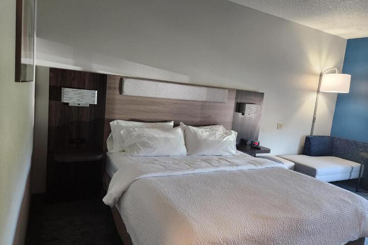 1 King Bed (8 of 20)