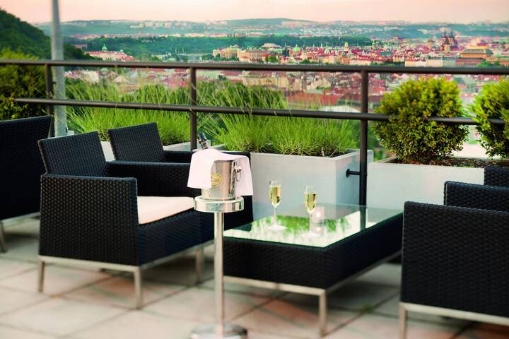 Lounge 33 of 40