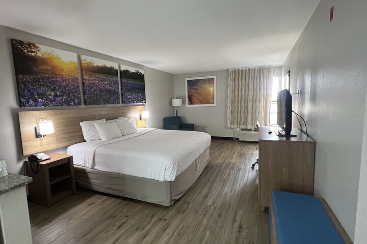 1 King Bed (8 of 16)