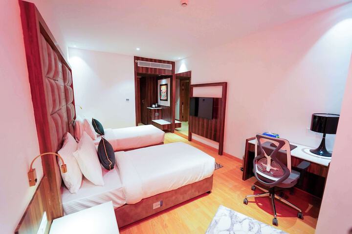 Room 10 of 16