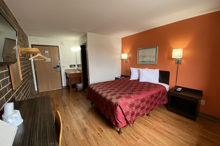 Deluxe Single Queen Bed (9 of 15)