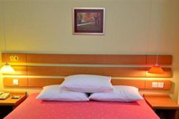 Room 9 of 14