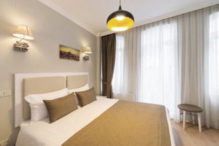 Room 5 of 9