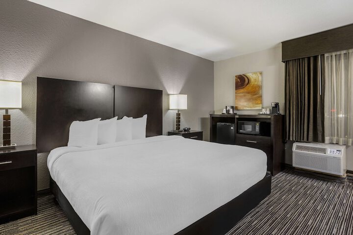 1 King Bed Microwave and Refrigerator WiFi Full Breakfast (6 of 22)