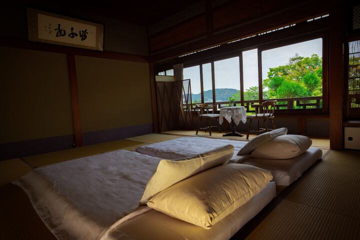 Room 11 of 32