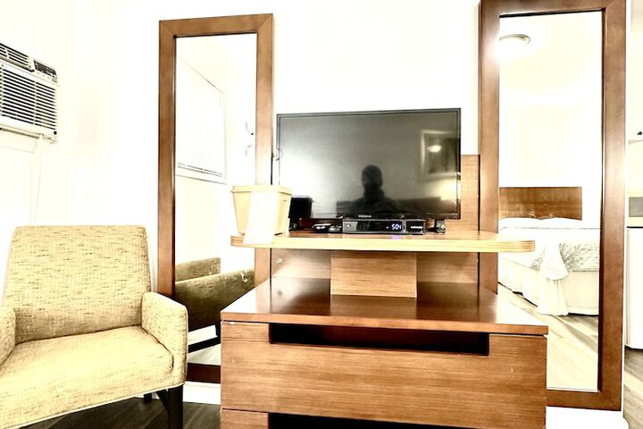 1 King Bed (3 of 5)