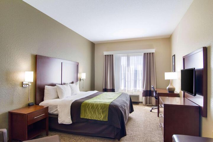 1 King Bed (2 of 17)