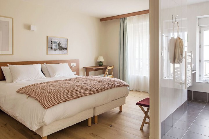 Room 10 of 46