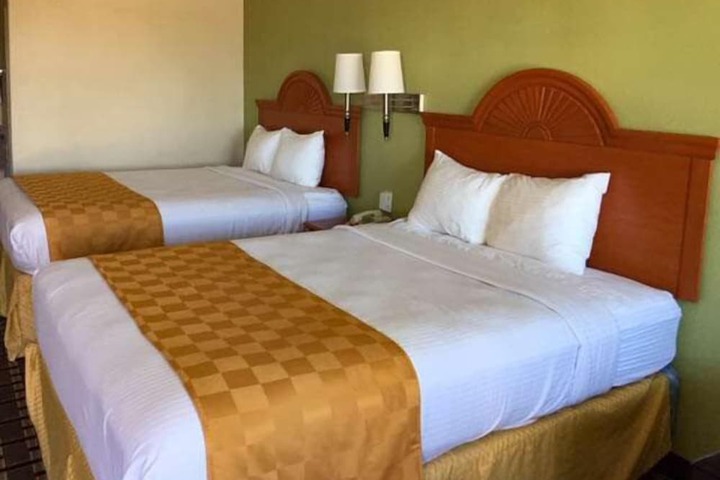 2 Queen Beds Micfridge (4 of 6)