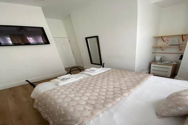 Room 4 of 28