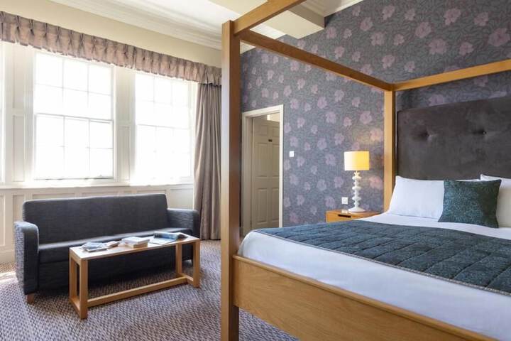 Room 44 of 100