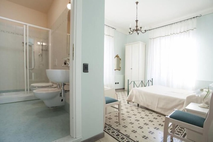 Room 9 of 12