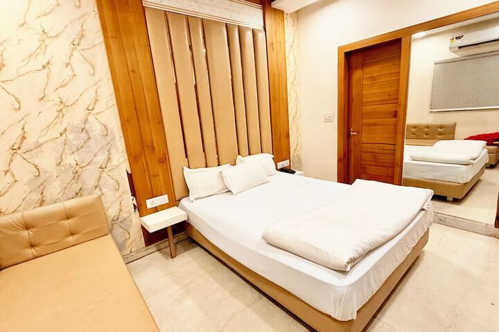 Room 4 of 25