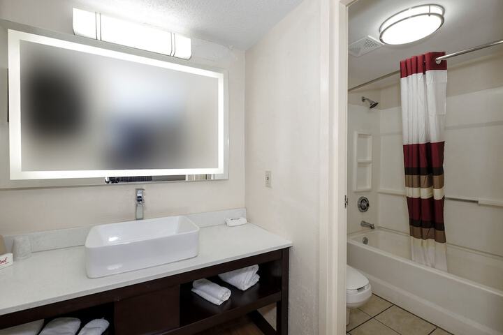 ADA Accessible Deluxe King (27 of 27)