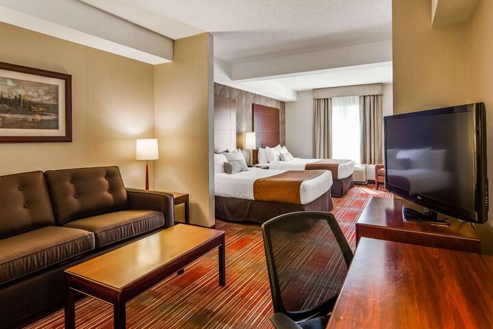 Suite 1 King Bed Jetted Tub High Speed Internet Accessible Microwave and Refrigerator Desk Full Breakfast (17 of 24)