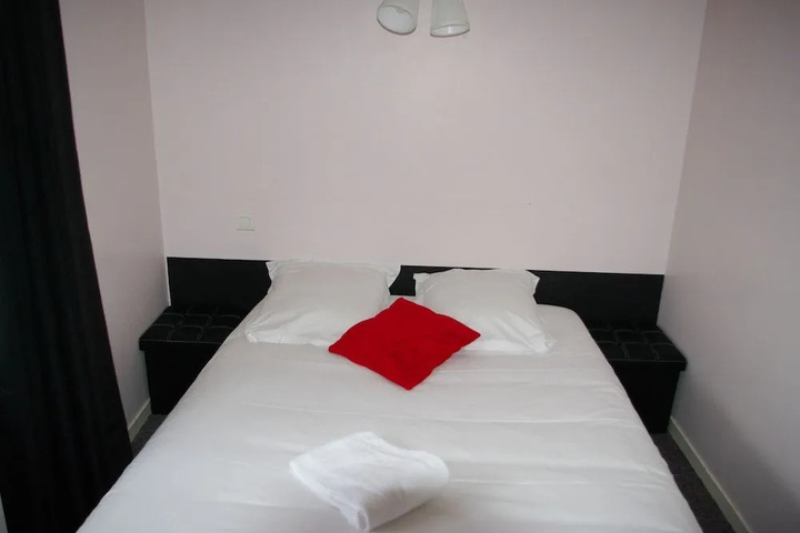 Room 6 of 16