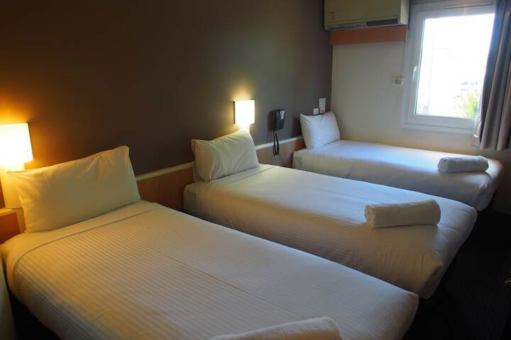 Room 8 of 33