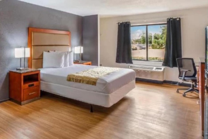 1 King Bed (7 of 10)