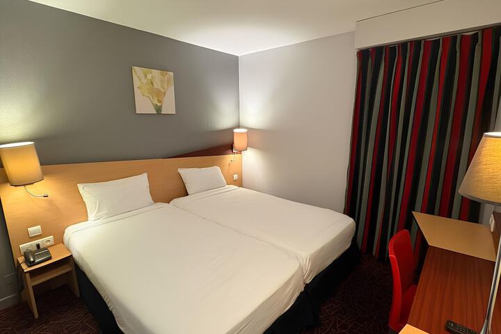 Room 13 of 36