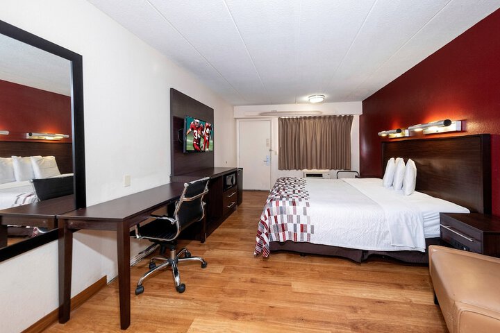 Deluxe King Bed (1 of 8)