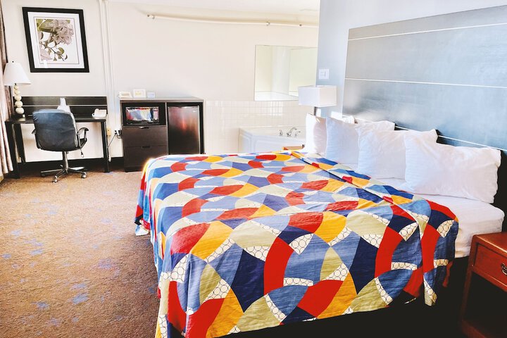 Deluxe King Bed (7 of 12)