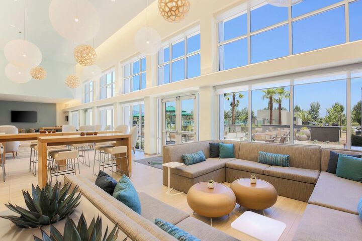 Lobby lounge
