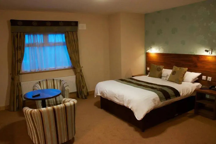 Room 2 of 8