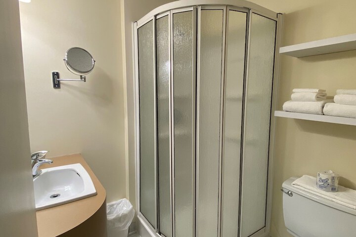 Room 32 of 64