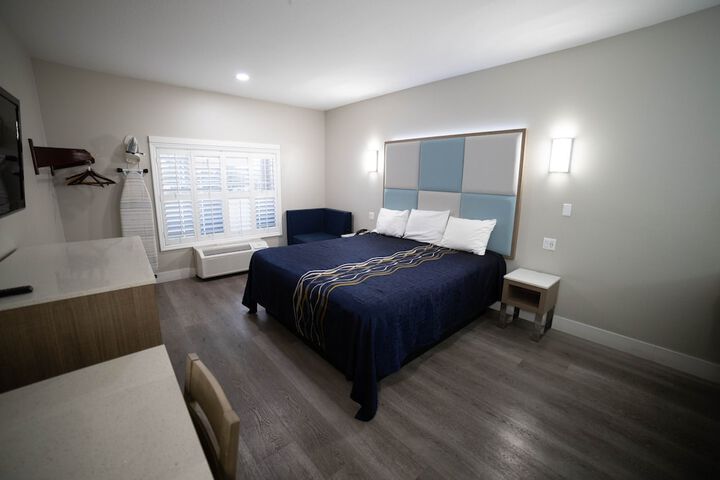 Deluxe King Bed (31 of 50)