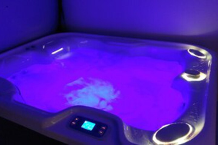 Hot Tub 7 of 14