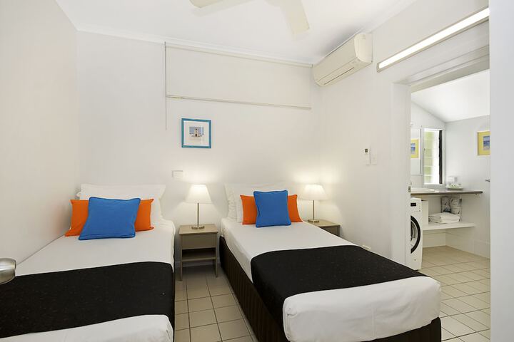 Room 2 of 76
